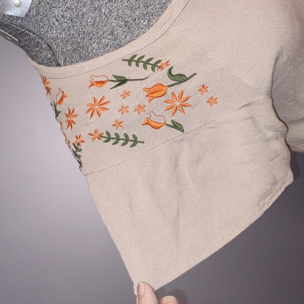 Women's top with embroidery - Picture 8 of 9